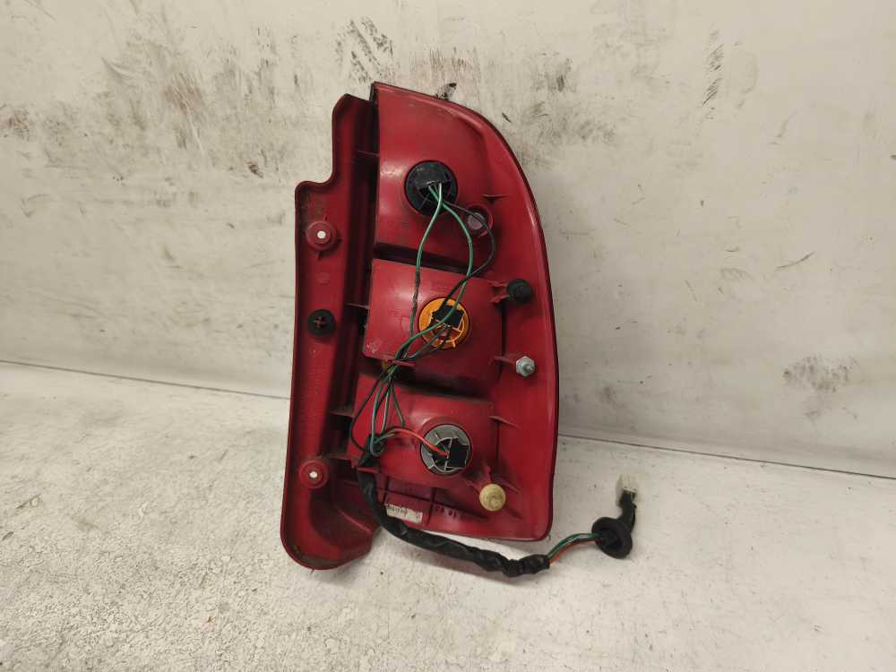 FEU ARRIERE GAUCHE MITSUBISHI - Vue 2